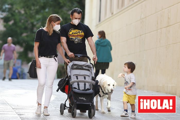 Iñaki López y Andrea Ropero de paseo con su hijo