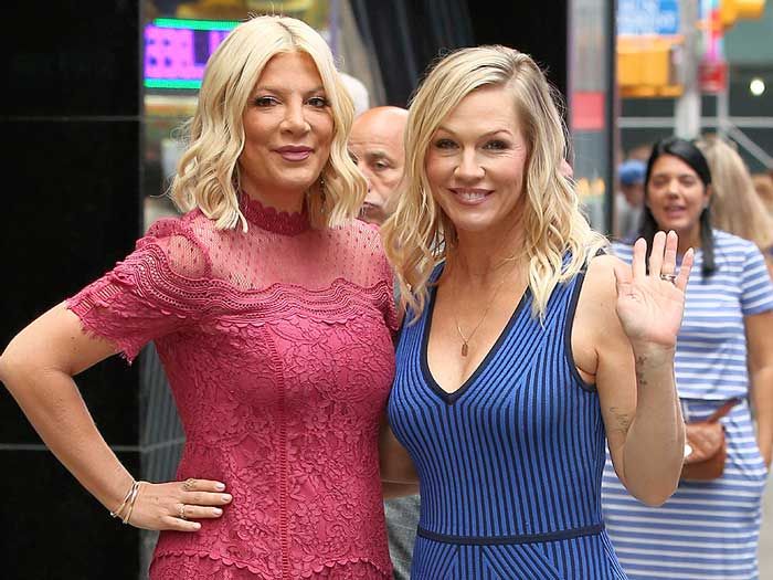 Jennie Garth con una compañera 