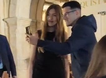 Imagen inédita de la infanta Sofía haciéndose un selfie en Oviedo en Octubre de 