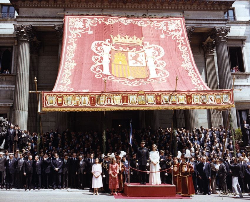 Los reyes Juan Carlos y Sofía y el Príncipe de Asturias se situaron en el podio de honor, instalado al pie de la escalinata, donde también se encontraban para presenciar el desfile las infantas Elena y Cristina, que marcaron de rojo y rosa la cita histórica © Congreso de los Diputados
