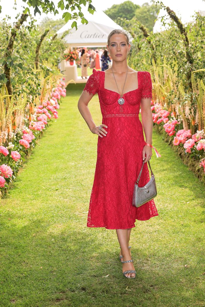 EGHAM, INGLATERRA - 18 DE JUNIO: Lady Amelia Spencer llega con un chófer de Wheely a la Cartier Queen's Cup Polo 2023 el 18 de junio de 2023 en Egham, Inglaterra. (Foto de Dave Benett/Getty Images para Wheely)