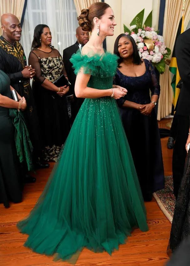 El vestido verde que escogió Kate y el complemento de las joyas la convirtió en una auténtica princesa