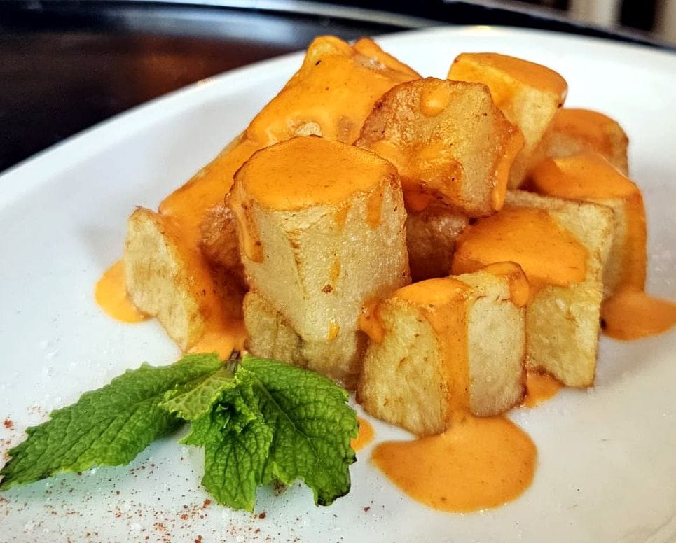 Patatas bravas, tapa propuesta por La Quintería