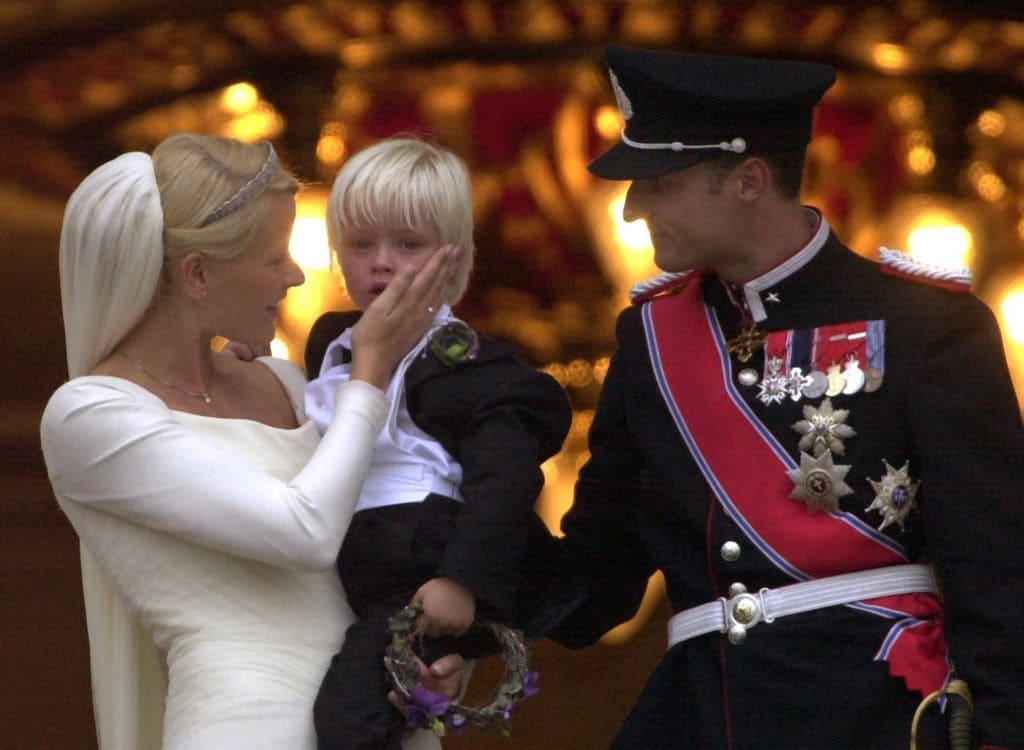 La boda del príncipe heredero se celebró en Oslo el 25 de agosto del año 2001 en medio de la expectación propia que levanta un enlance de Estado, en ese escenario, Marius Borg, de 4 años se convirtió en el otro protagonista de una historia de amor que rompía barreras dentro de la realeza