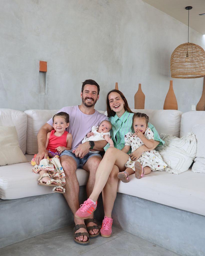 Juan Diego Covarrubias y Renata Haro con sus hijas.