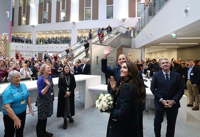 Los Príncipes de Gales inauguran un centro sanitario en Liverpool