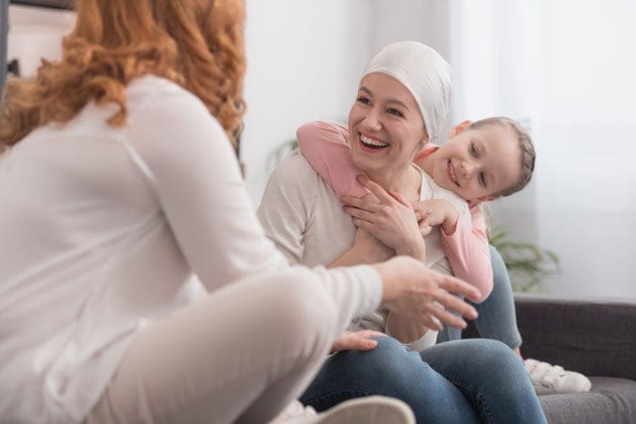 mujer con cáncer en familia