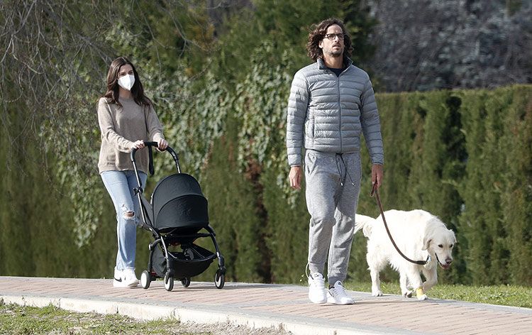 Sandra Gago con Feliciano y su bebé