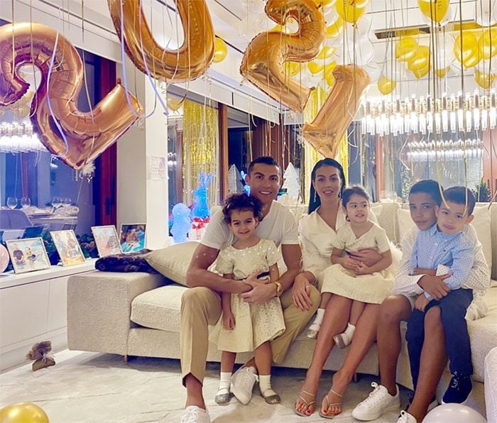 Georgina Rodríguez y Cristiano Ronaldo con sus hijos