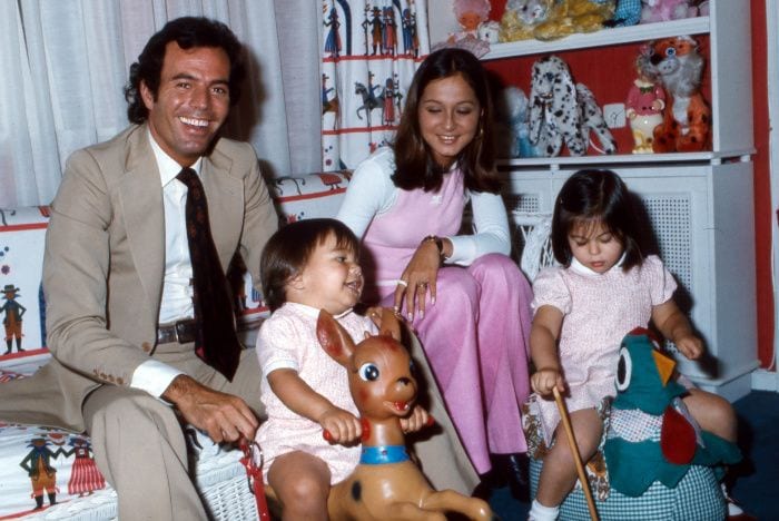 Julio Iglesias e Isabel Preysler con sus dos hijos mayores