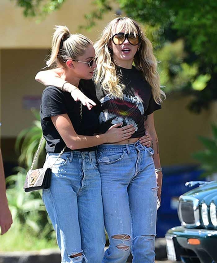 Kaitlynn Carter y Miley Cyrus paseando agarradas