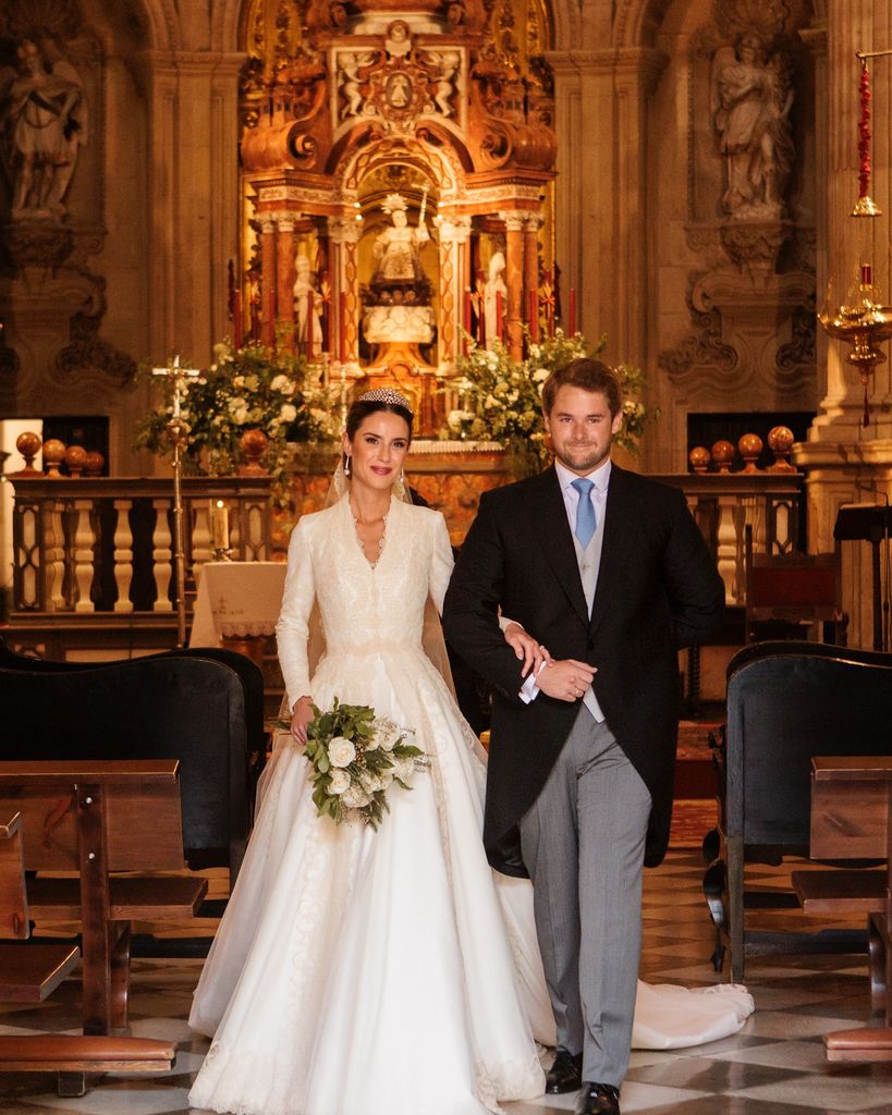 Novias millennials con tiara y look clásico