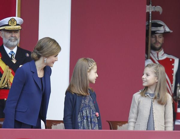 Las hijas de los Soberanos, que iban peinadas iguales, lucían vestidos del mismo estilo en diferentes tonos de la firma NANOS. Las niñas, muy sonrientes, se han mostrado muy curiosas con todo lo que ocurría y han realizado varias preguntas a su madre
