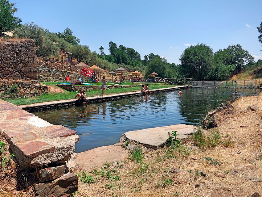 piscina junto a molino en torre de don miguel