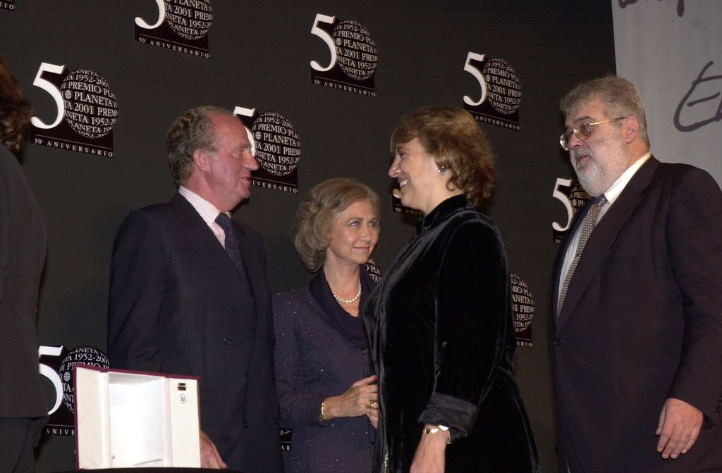 Rosa Regàs recoge el Premio Planeta en presencia de los reyes Juan Carlos y Sofía