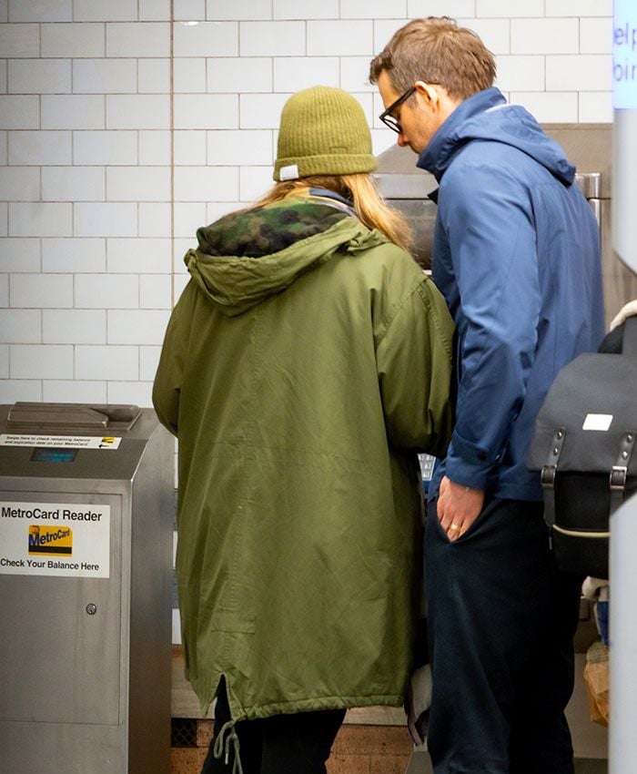 Blake Lively y Ryan Reynolds en las taquillas del metro de Nueva York