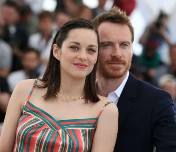 Michael Fassbender con look de día en azul marino en La Croissette de Cannes.
