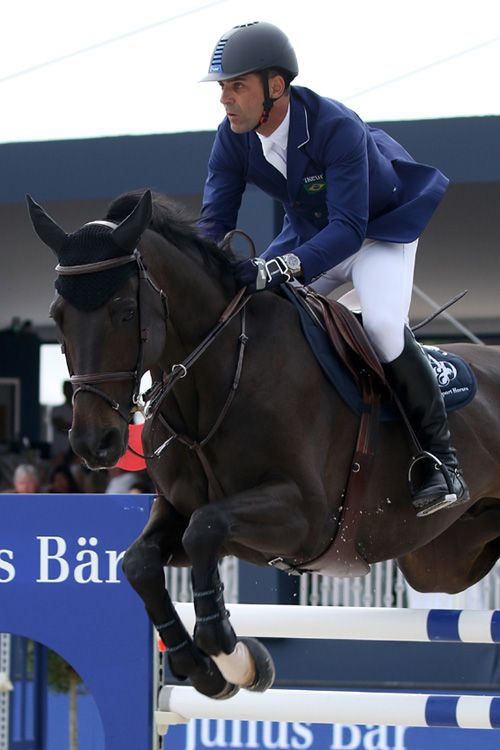 El jinete ha participado en el Longines Athina Onassis Horse Show, torneo fundado hace ya ocho años por su exmujer, que ha tenido lugar en la espectacular playa de La Pampelonne, situada en Saint-Tropez, Francia
