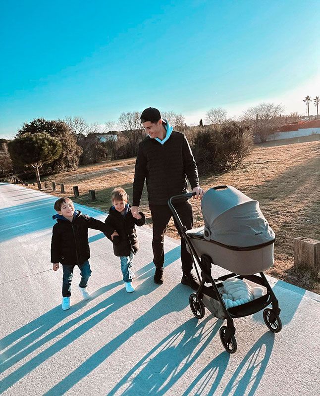 Paseo de Morata con sus hijos