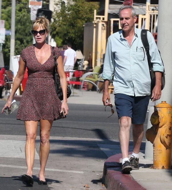 Melanie Griffith pasea por West Hollywood
