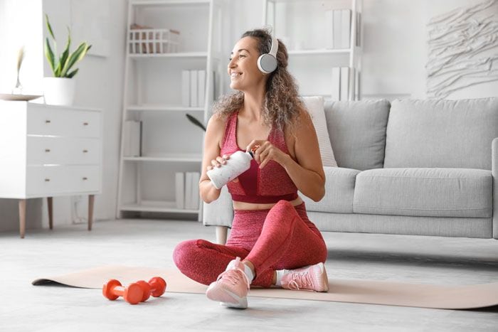 mujer sentada preparada para hacer ejercicio