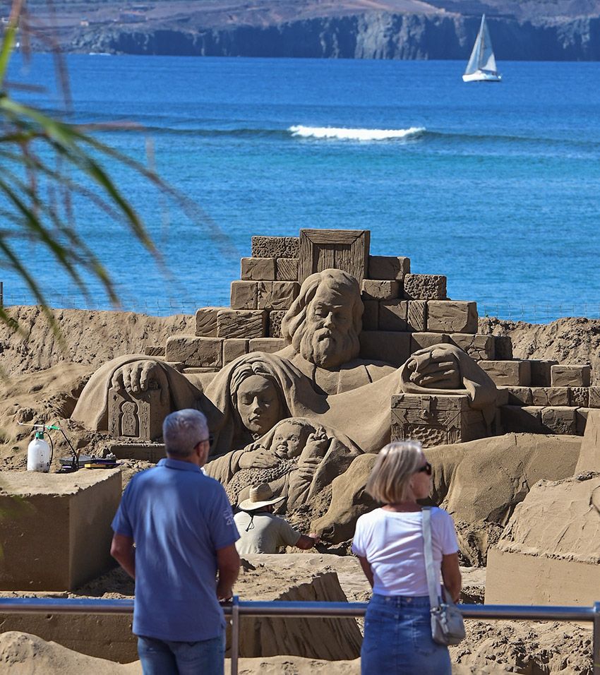 Contemplando el belén de arena de la playa de Las Canteras, Las Palmas de Gran Canaria