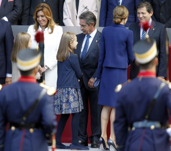 Al igual que sus padres, la princesa de Asturias y la infanta Sofía han saludado a las autoridades políticas y militares
