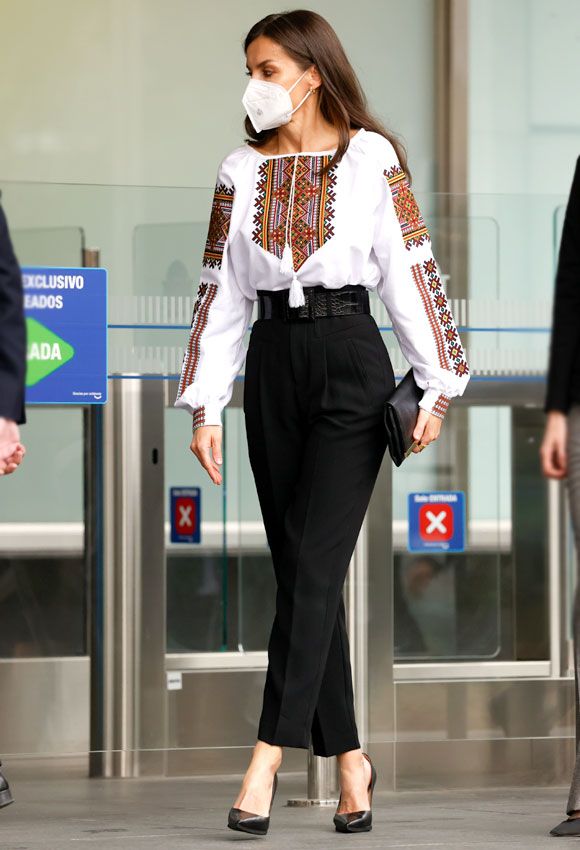 Reina Letizia blusa bordada