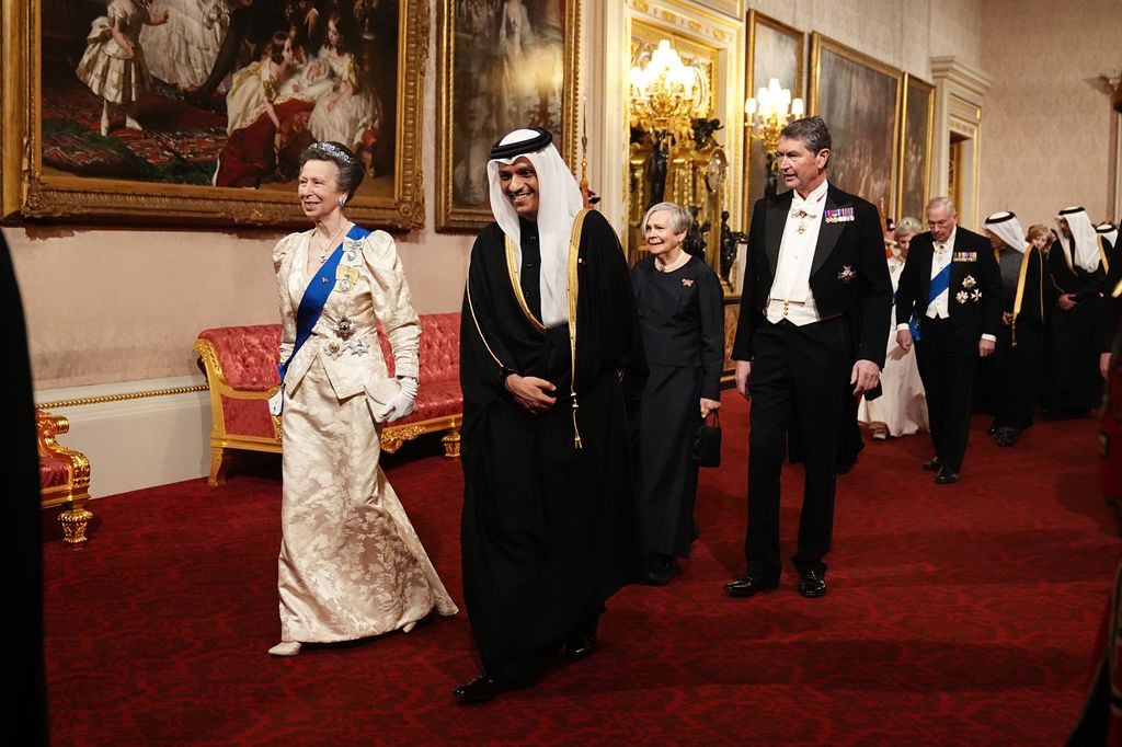 La princesa Ana junto al Emir de Cata en el banquete ofrecido en Londres