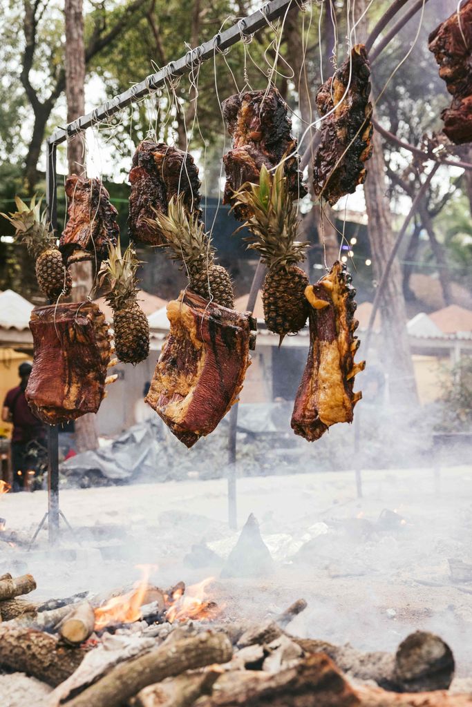 Piñas y costillares de carne asándose en una barbacoa