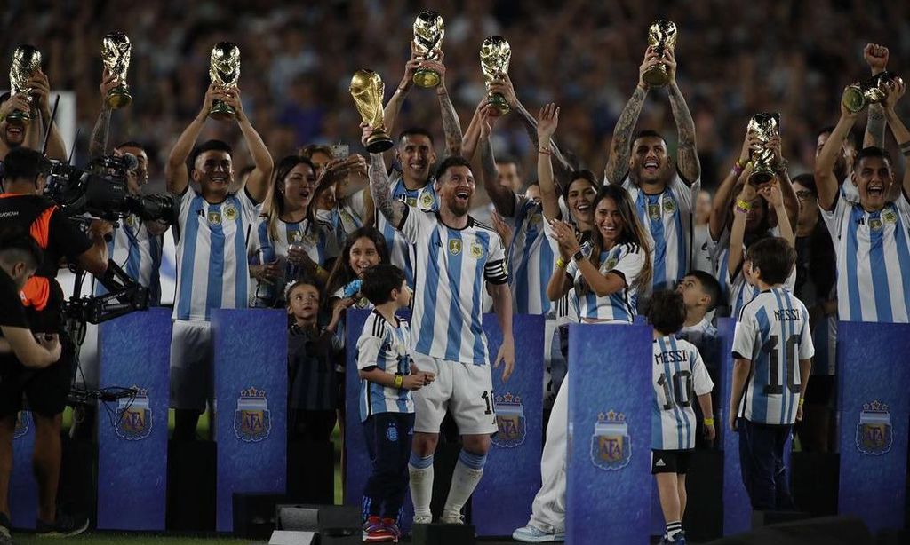 lionel messi en su regreso a las canchas de argentina tras ganar el mundial