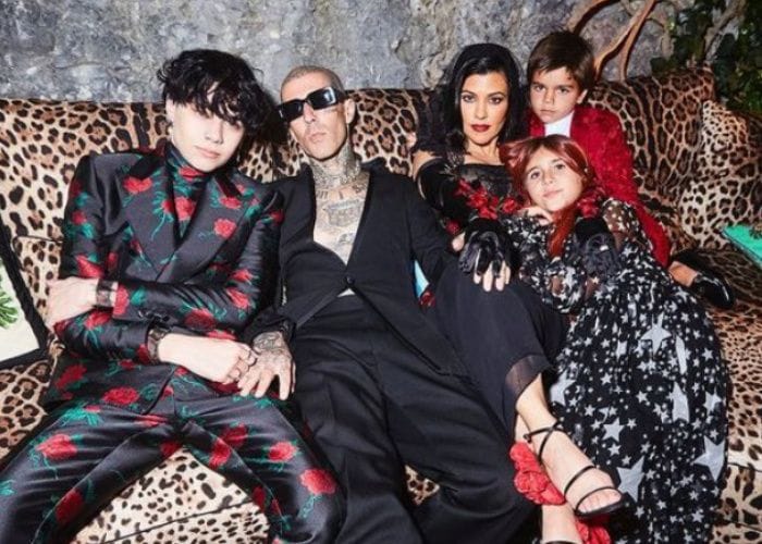 Kourtney Kardashian y Travis Barker con sus hijos