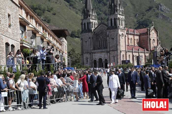 Los Reyes en la explanada de la Basílica de Santa María la Real, en Covadonga