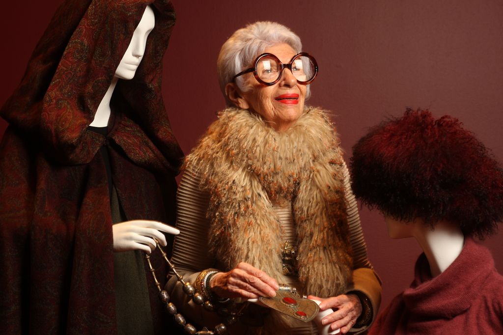 La leyenda de Iris Apfel continúa: se anuncia la subasta de sus objetos personales más icónicos