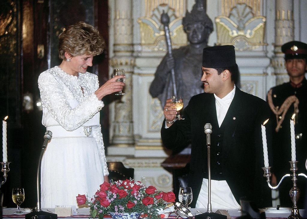 Diana de Gales brindando con el príncipe heredero Dipendra de Nepal, perpetrador de la masacre real, en el año 1993, durante un banquete en Katmandú