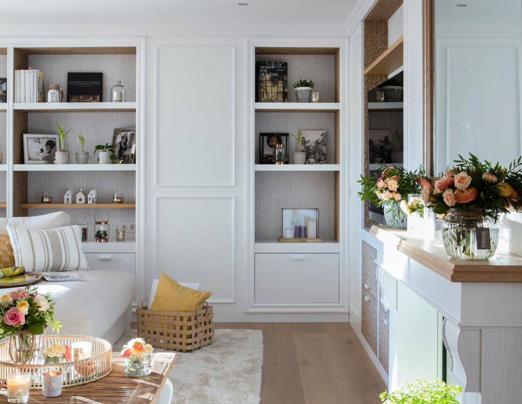 Salón con mueble tipo boiserie a medida