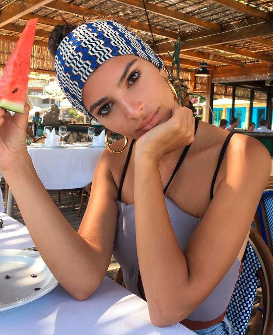 bandanas_looks_playa_emily_ratajkowski_1a