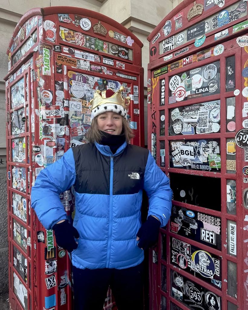 Con una gorra en forma de corona, Mateo disfruta la máximo de Londres.