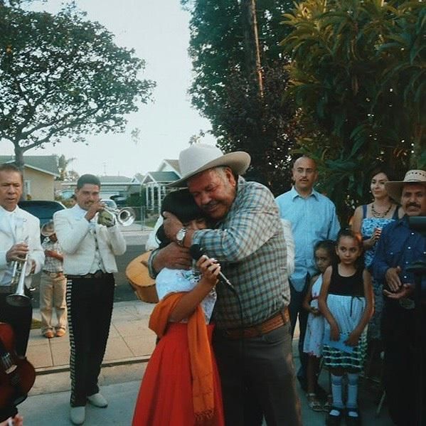 Becky G y su abuelo Miguel