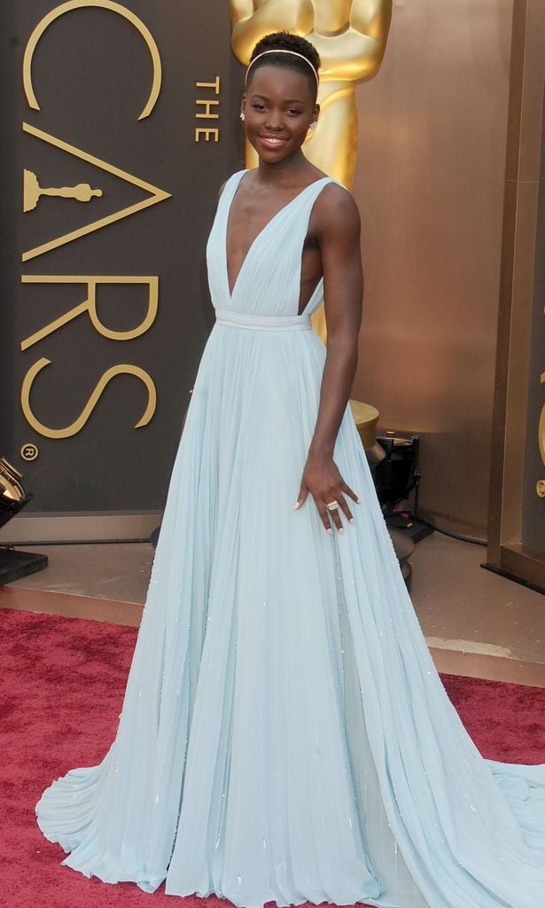 lupita nypong o con vestido azul de prada