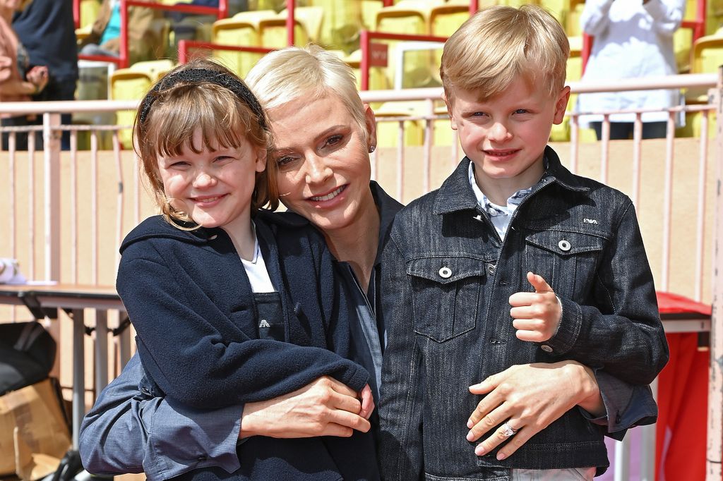 Charlene de Mónaco, Jacques de Mónaco y Gabriella de Mónaco el 7 de marzo de 2022 en el Festival de rugby de Santa Devota