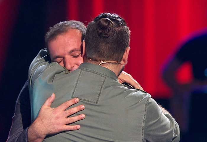 Antonio Orozco abraza a Javier Moya