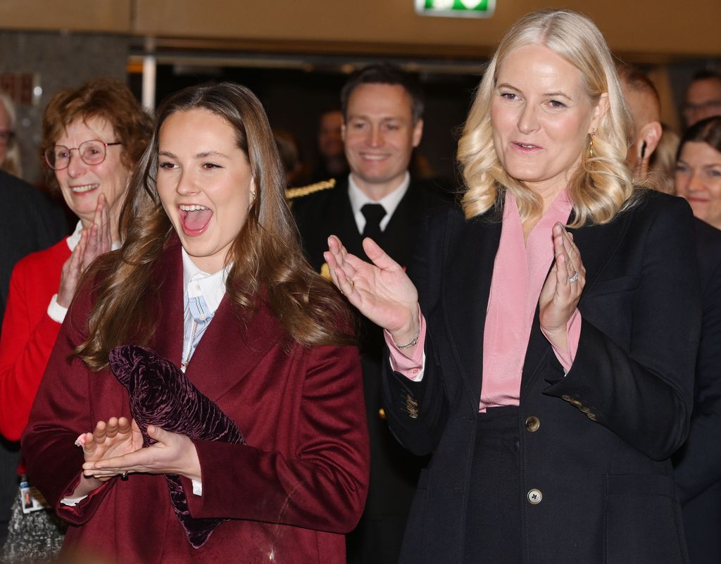 Ingrid de Noruega y Mette-Marit de Noruega visitan un hospital infantil en Oslo