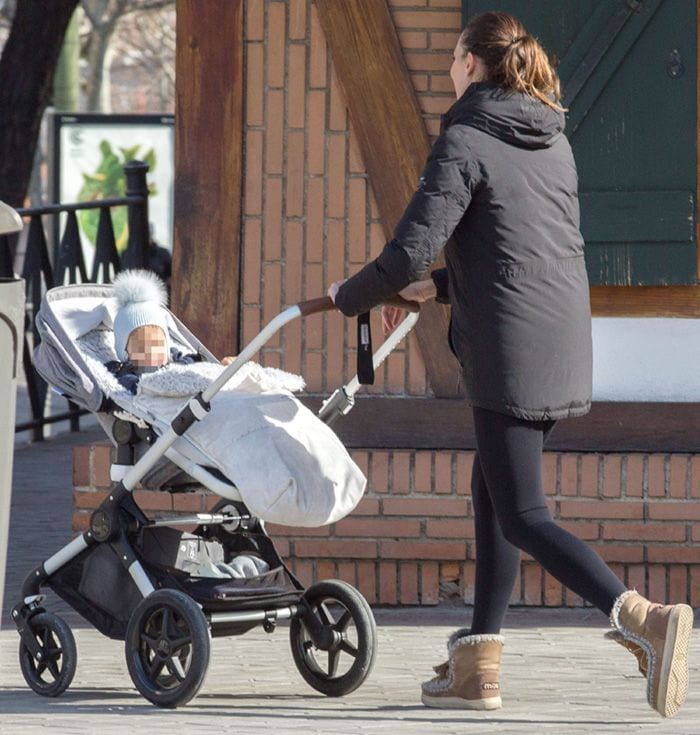 Eva González, de paseo con su hijo Cayetano