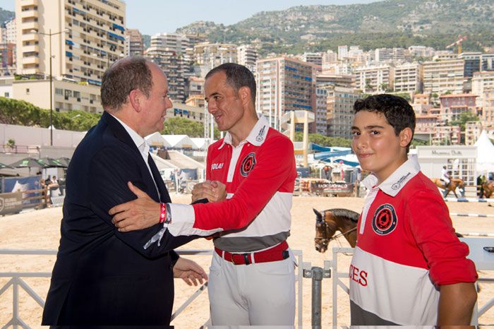 El príncipe Alberto felicitó al Monaco Aces por su excelente clasificación en las pruebas por equipo del Longines Global Champions Tour y les animó a seguir dando el salto como hasta ahora y consolidar su posición. En la imagen, el soberano saluda a Íñigo López de la Osa y a su hijo, Íñigo López de la Osa Franco, de doce años, el jinete más joven de la competición FOTO: G. Luci/Palais Princier
