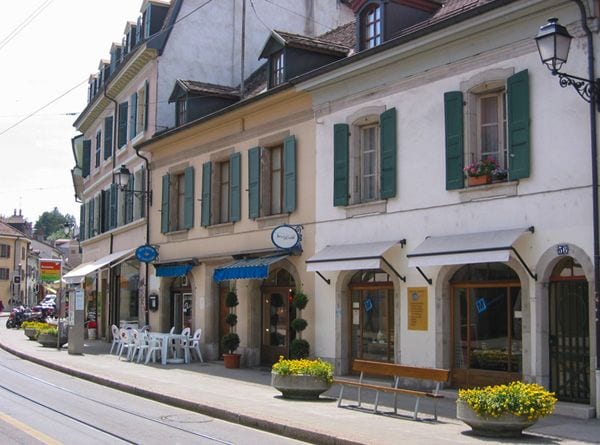 Carouge, con su arquitectura única inspirada por los italianos que formaron el barrio que hoy es casi visita obligada en domingo para los habitantes de Ginebra. Hay, además, una excelente oferta de restaurantes.
