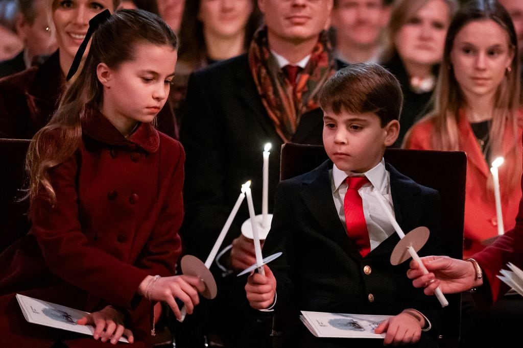 La princesa Charlotte con el príncipe Louis en el concierto de villancicos