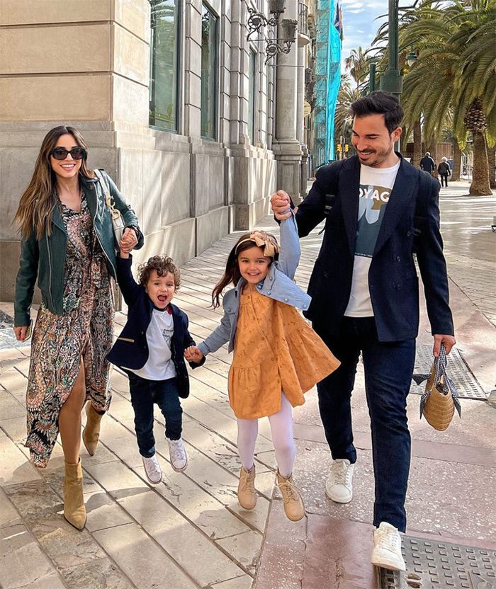 Veronica Diaz con su marido, Javier Castillo, y sus hijos