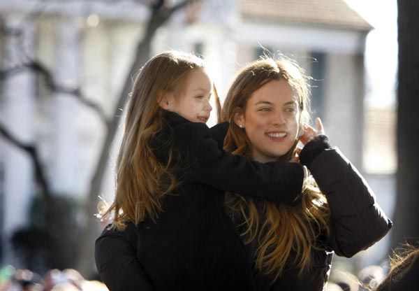 Riley lleva en brazos a su hermana pequeña Finley, hija de Lisa Marie y Michael Lockwood
