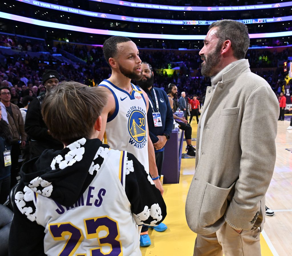 Ben Affleck y su hijo Samuel junto a Stephen Curry 